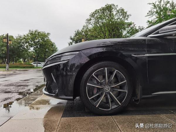 漢EV自駕山東，帶著家人來逛沂州古城，孩子一人就能吃兩串魷魚