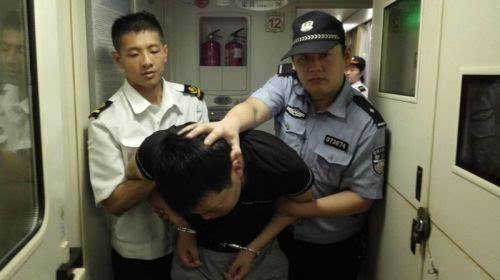 2001年，解放軍戰士火車上聯手製服74名歹徒，為何事後不肯現身？