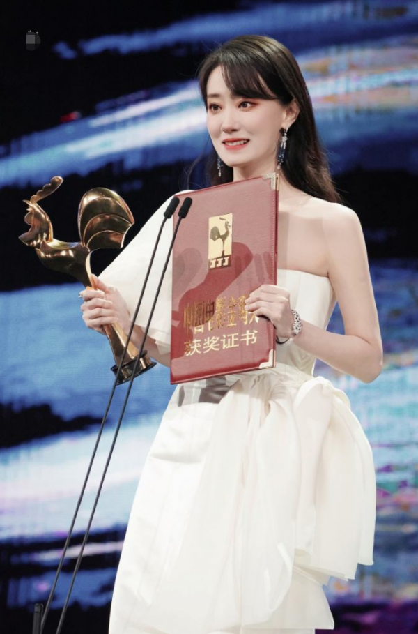 張小斐拿影后，含淚感謝賈玲母親，黃曉明專業不足，好心壞了事