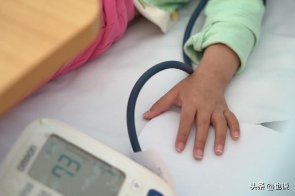 5歲女童眼睛裡腫瘤如雞蛋，無錢醫治家人只能帶她去診所打止痛針