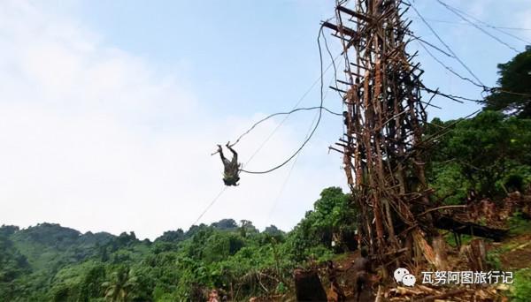 這些部落男孩被迫從高塔上跳下以證明力量