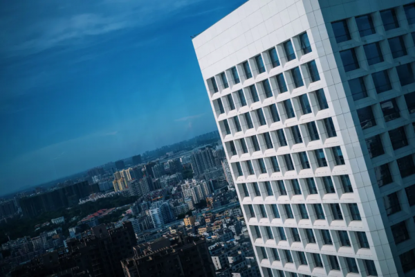 住進愛馬仕橙的房間，躺在高空看海景