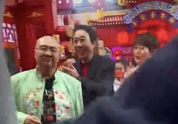 遼寧春晚彩排現場曝光 馮鞏人氣旺，網紅張同學搭檔郭冬臨演小品