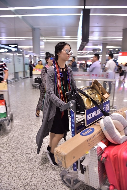 小彩旗長得不成熟，但選的黑色服裝很高階，穿短褲露出“豆腐腿”