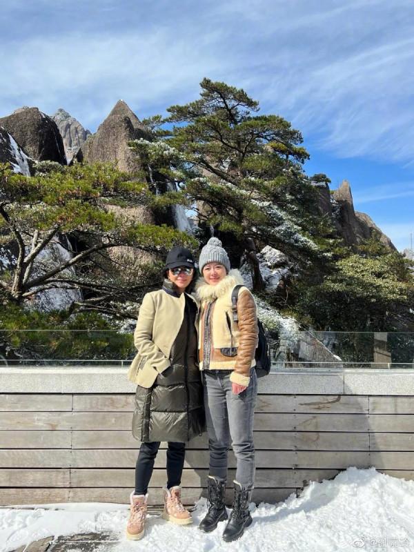 劉嘉玲與友人爬山,狀態不要太好了 劉嘉玲與友人爬山,狀態不要太好了