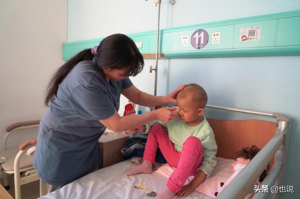 5歲女童眼睛裡腫瘤如雞蛋，無錢醫治家人只能帶她去診所打止痛針