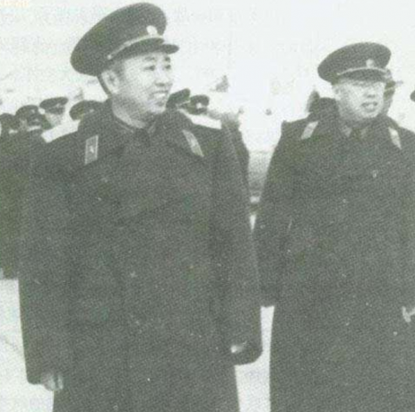 1955年授銜，林彪對劉亞樓的軍銜感到不滿，為他出頭建議授予大將