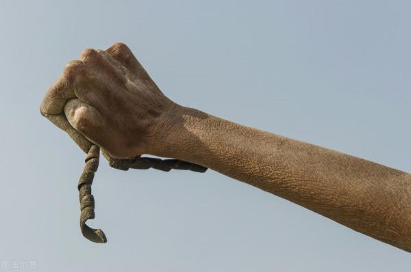 印度男子拋棄優渥生活當苦行僧，右手高舉40多年，萎縮也不願放下