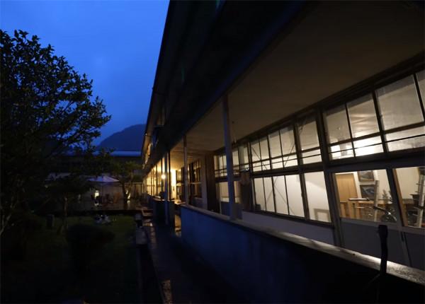 80後的他買下廢棄學校，獨居的日子一過就是7年，雖孤獨卻很自由