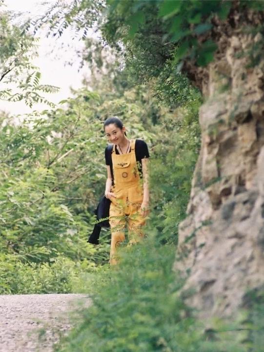 許晴真的有51歲?穿00後的揹帶褲一點都不尷尬,反而超有少女感 許晴真的有51歲?穿00後的揹帶褲一點都不尷尬,反而超有少女感