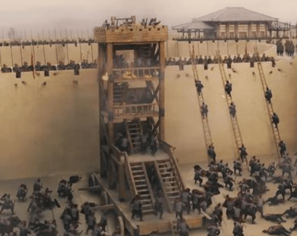 為何古代守城士兵寧願用石頭砸，也不推倒梯子？別再被電視劇騙了