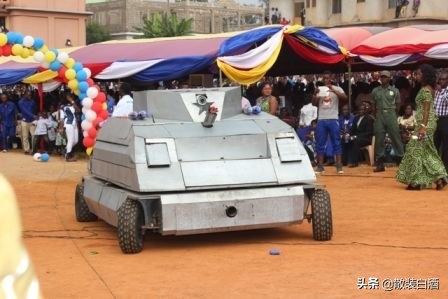 兩噸級裝甲車，單兵外骨骼，空中三蹦子，那些非洲的奇葩自產裝備