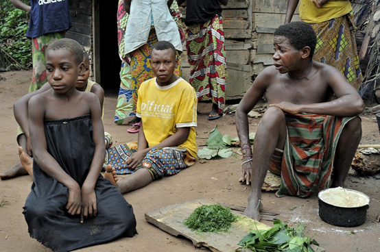 非洲“袖珍民族”，8歲生孩20歲養老，加速度下的他們如何生活？