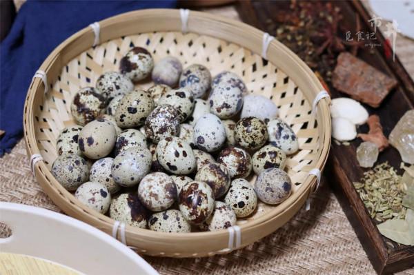 自制“鄉巴佬”鵪鶉蛋，電飯鍋滷一鍋很方便，家人愛吃，不用買了