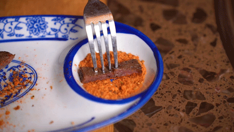 彌勒的“野蠻”牛肉館，用刀叉吃肉，蘸水秘方200萬都不賣