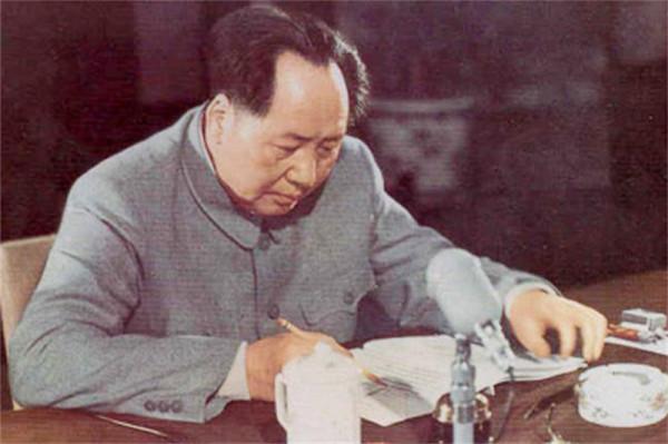 臧克家改《沁園春·雪》中一字，毛主席看後連連稱讚：就按你的改