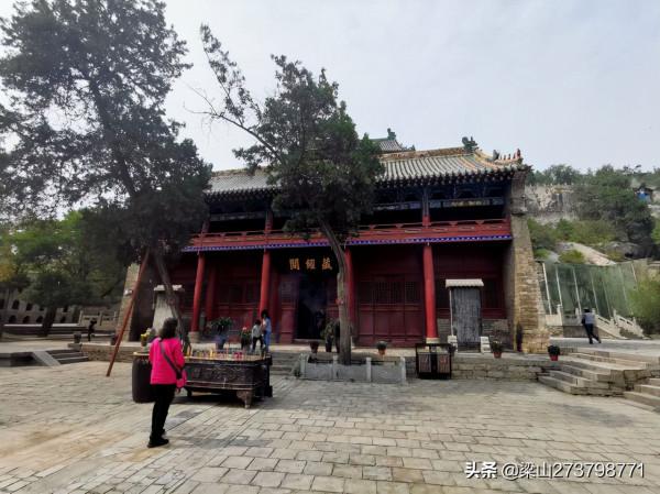 大伾山，大平原上突起的孤峰，寺廟洞閣棋佈，摩崖碑刻林立