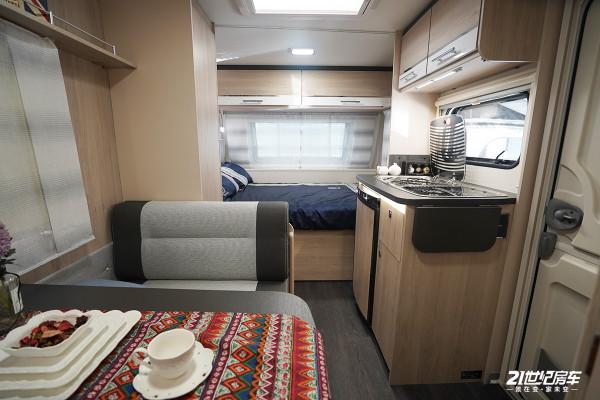 體驗法式浪漫，最大總質量1&period;2噸！卡萊爾ANTARES STYLE 390拖掛房車