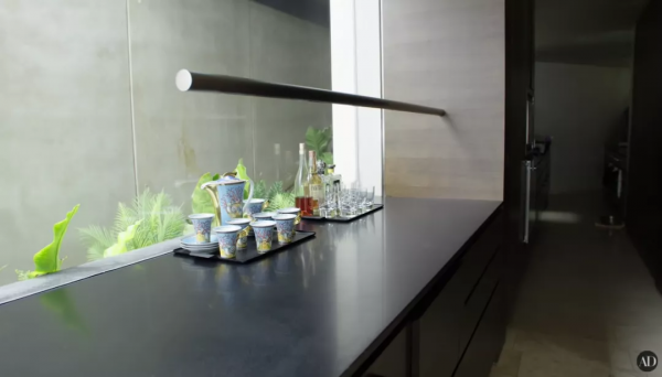 巨星夫婦花1&period;3億買下&OpenCurlyDoubleQuote;鋼鐵俠的豪宅&rdquo;！還能在懸崖邊游泳？酸了