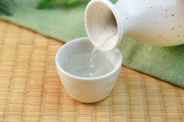 工資低喝不到好酒？這7款“雞肋價位”的白酒，適合老百姓自飲