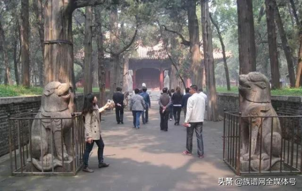 中國最大的家族墓地，佔地近3000畝墳包不計其數，距今已兩千多年