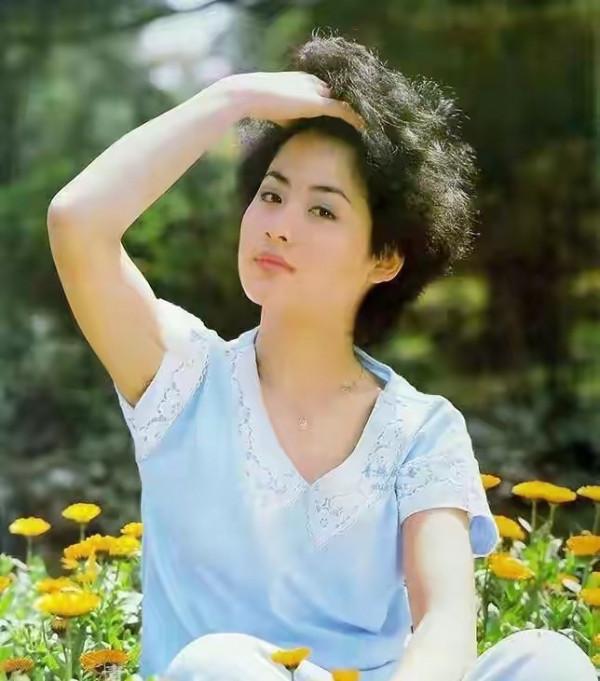 反串“賈寶玉”走紅，當紅時患病臉部變形，夏菁如今過得如何？