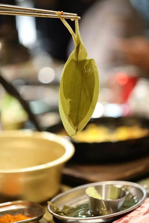 懸崖縫隙長出兩根野山蔥一斤賣10塊，大哥在地裡種一畝，創收2萬