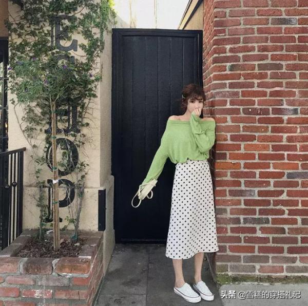 會穿的女人早就拋棄闊腿褲了,今年最火的是“膝下裙”,顯高顯瘦 會穿的女人早就拋棄闊腿褲了,今年最火的是“膝下裙”,顯高顯瘦