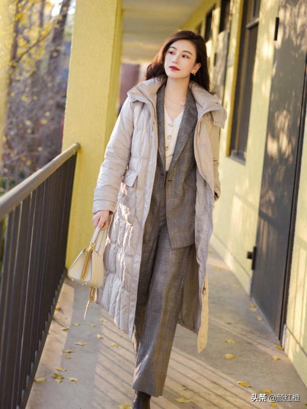 今年火了一種穿法叫“西服套裝+羽絨服”，幹練利落又實用，太美