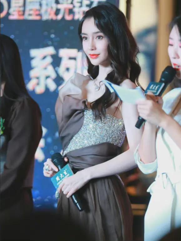 Angelababy生圖曝光,又被網友誇上熱搜!稱比精修美太多 Angelababy生圖曝光,又被網友誇上熱搜!稱比精修美太多