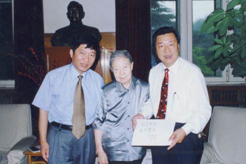 她是全國政協委員，丈夫是中共元老，長子官至副國級，享年87歲