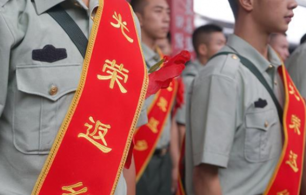 40萬退伍費和編制崗位，該怎麼選？軍人的答案出奇一致