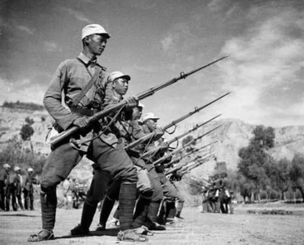 八路軍即將被包圍，一隊騎兵趕來援救，而來者張明堂卻是昨日仇敵