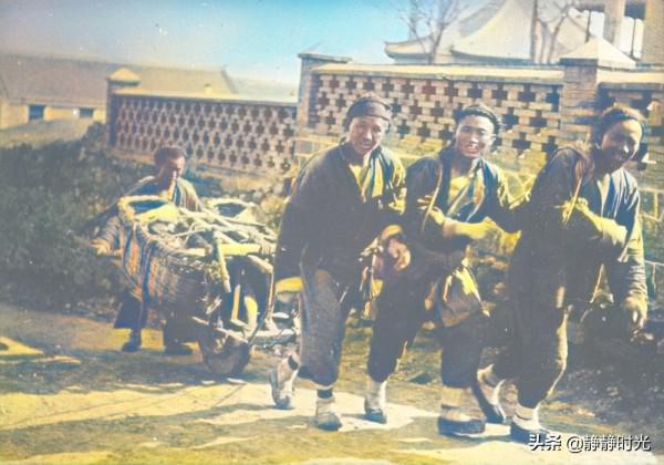 晚清老照片:小腳女子纏裹腳布,牛車車輪比人高,乞丐抓蝨子 晚清老照片:小腳女子纏裹腳布,牛車車輪比人高,乞丐抓蝨子