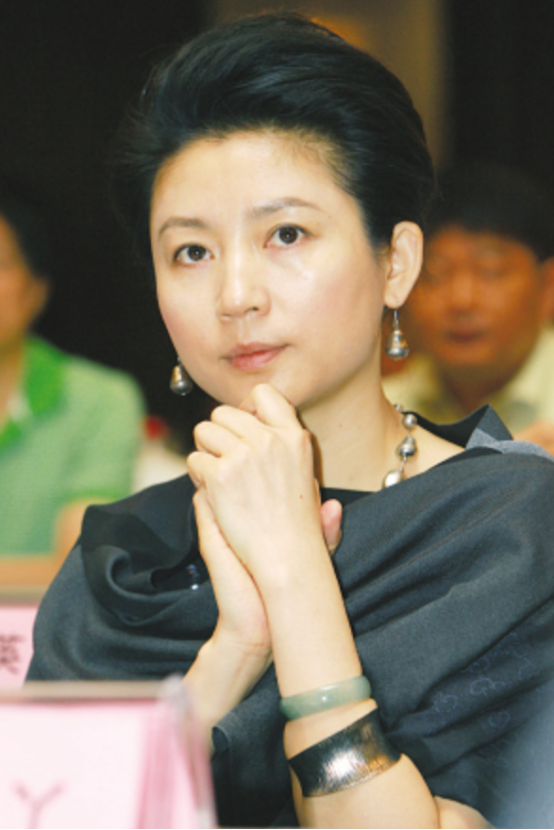 從“央視一姐”到“銷聲匿跡”，53歲的王小丫去哪了？