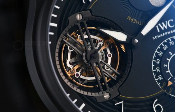 大型飛行員恆定動力陀飛輪腕錶，展現極致未來感