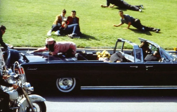 深信去世總統父子顯靈現身，一幫美國人街頭傻等一天，慘被割韭菜