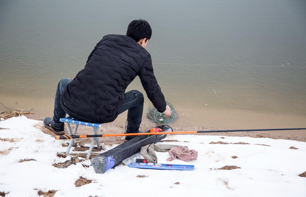 冬天找鯽魚窩其實很簡單，盯著這幾個特徵看，出魚至少好幾盆