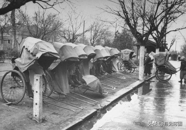 1946年的午門外停滿了汽車，太和殿上放著袁世凱的“西洋寶座”