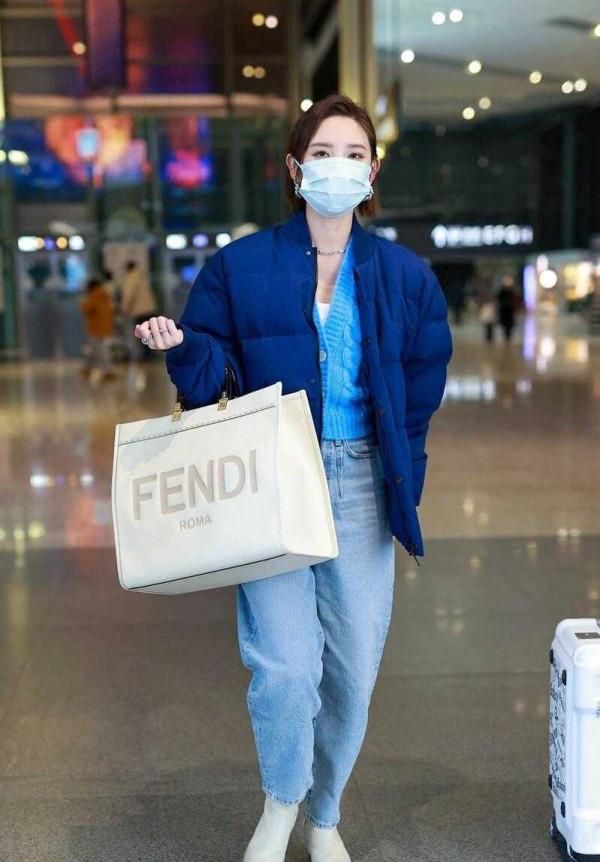 唐藝昕穿衣真時髦，藍色羽絨服疊穿同色針織衫，高階又減齡