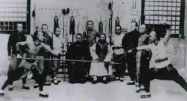 霍元甲向慈禧保鏢挑戰,踢完2腳後,便抱拳拱手認輸 霍元甲向慈禧保鏢挑戰,踢完2腳後,便抱拳拱手認輸