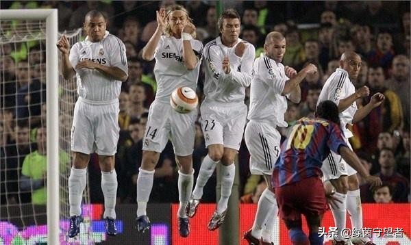 貝克漢姆的傳球和任意球那麼好，為何足壇歷史地位不如哈維小白？