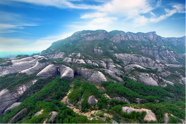 湖南值得去的景區，由怪石奇峰、石洞組成，丹霞地貌多樣景觀豐富