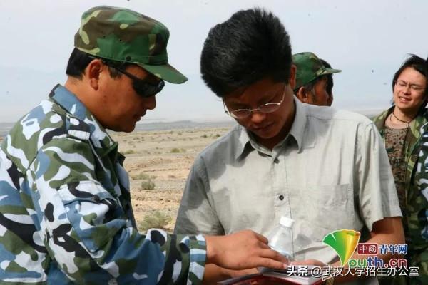 他是我國99A坦克總設計師，湖北出生，985博士畢業，當選中科院院士！