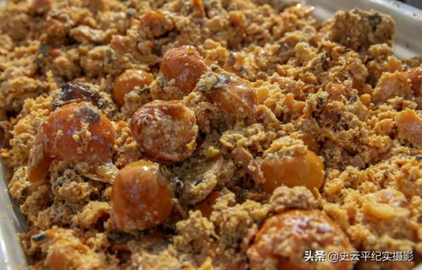 大山裡農民用祖傳木桶釀製柿子酒，口感純正好喝不上頭，啥情況