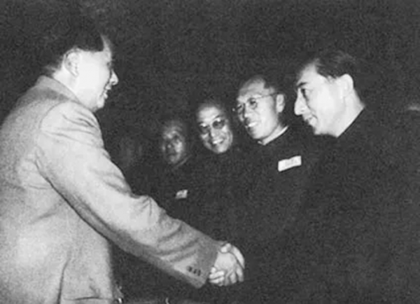 開國大典上，毛主席身後站著一個年輕人，戴著黑色禮帽，他是誰？