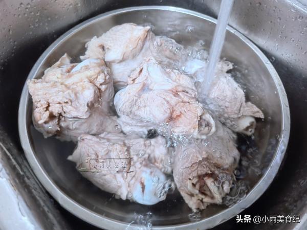 小時候在農村，一殺豬就等著吃這一口，什麼調料都不加，原汁原味