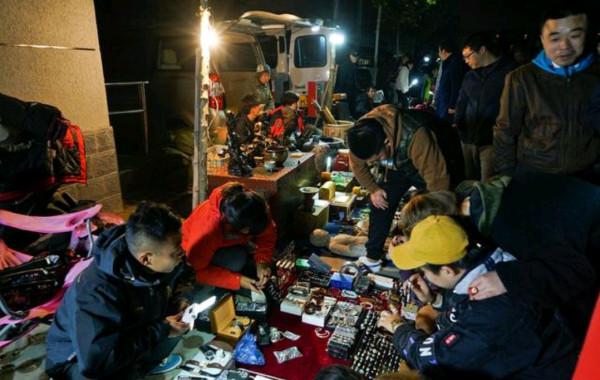 西安神秘“天光墟”，凌晨開張天亮收攤！二手貨、假古董應有盡有