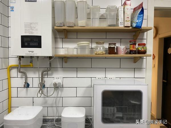 32歲阿姨的窮裝新房火了，大白牆不弔頂，軟裝的力量實在是太強大