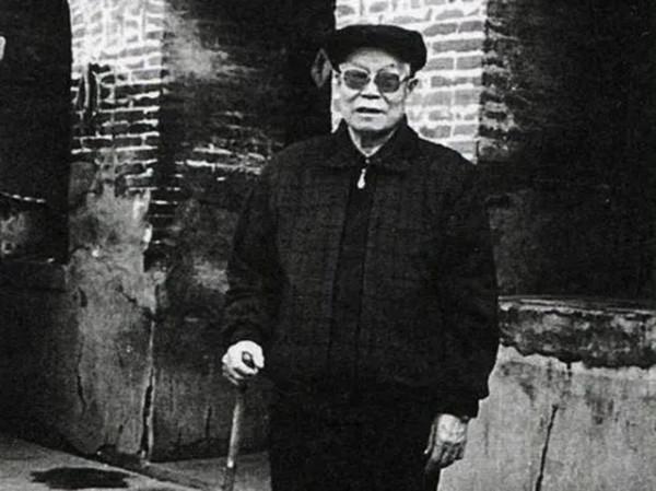 敵人懸賞：抓活的賞5000，死的賞3000，司令得知給了他8名警衛員